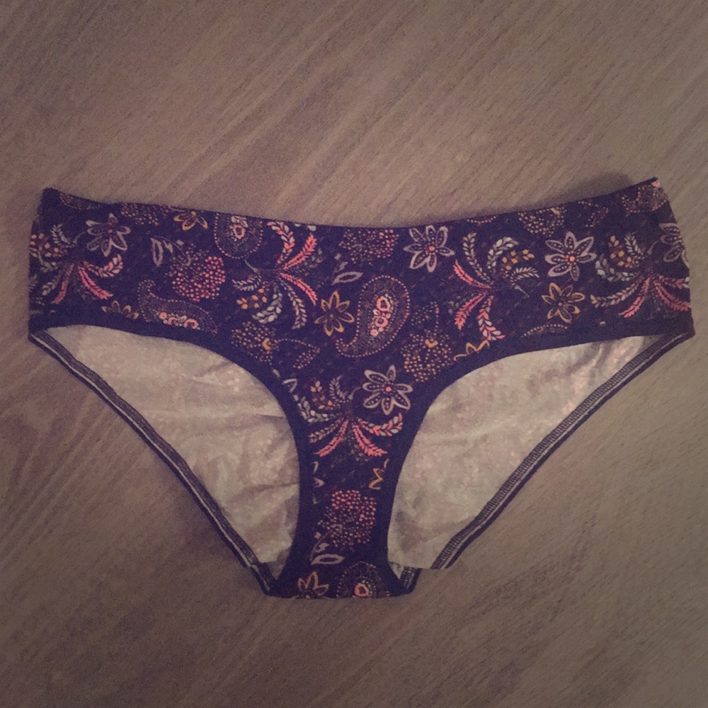 VS Paisley-black scrunched Hiphugger NWOT